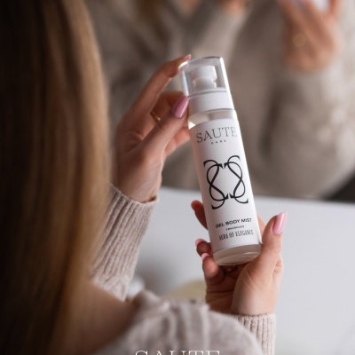 Frasco branco com spray corporal SAUTE CARE e texto em preto