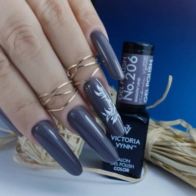 Unhas longas com verniz gel cinza-escuro Victoria Vynn número 206 com desenho branco floral numa unha