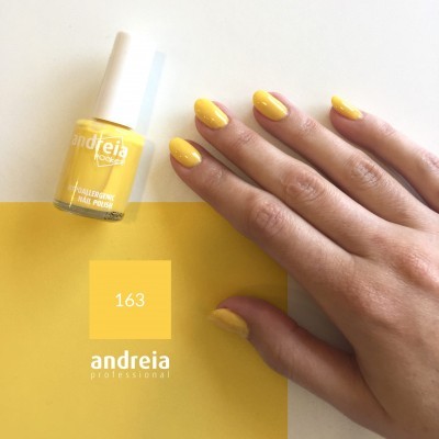 Verniz de unhas amarelo Andreia Professional aplicado em unhas da mão esquerda