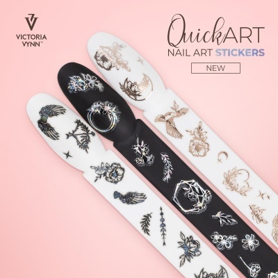 Autocolantes para arte de unhas da marca Victoria Vynn com vários desenhos em branco, preto e dourado sobre fundo rosa