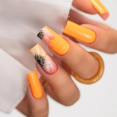 Unhas artificiais laranja neon com decoração floral e gotas de água
