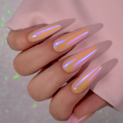 Unhas stiletto com verniz laranja e reflexos roxos, fundo e manga rosa, texto SAUTE NAILS®
