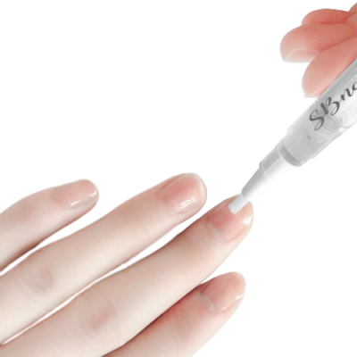 Mão feminina aplicando produto branco nas unhas com pincel escrito 'S'Bna'.