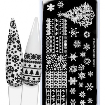 Placa de carimbo para unhas com padrões natalícios e amostras de unhas decoradas em preto e branco.