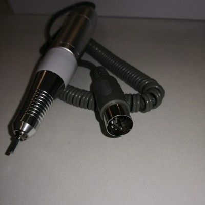 Dispositivo metálico com cabo cinzento enrolado e conector de 5 pinos em fundo branco com caixa marcada B3838