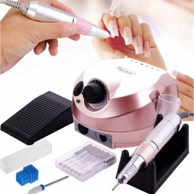 Aparelho profissional para manicura em uso com ferramentas e acessórios