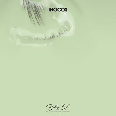 Textura líquida verde com pincel de rímel e texto INOCOS