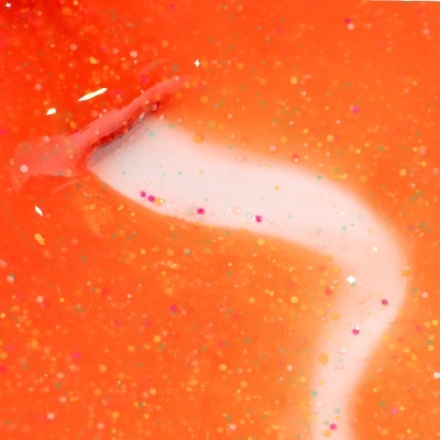 Verniz ou gel para unhas laranja com brilhos e pincel a aplicar