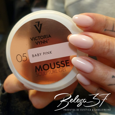 Frasco de mousse para escultura de gel Victoria Vynn Baby Pink 05 com mão segurando.
