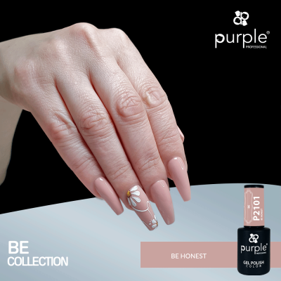 Mão com unhas pintadas rosa nude e flor branca, verniz gel Purple P2101