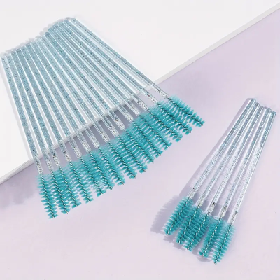 Pincéis aplicadores de cílios com cerdas turquesa e cabos transparentes brilhantes