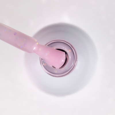 frasco de verniz de unhas rosa com partículas brilhantes hexagonais