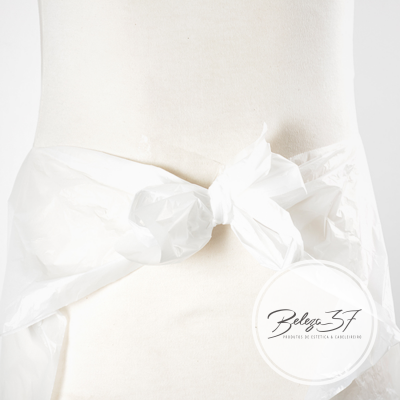 Manequim com peça branca translúcida amarrada ao redor da cintura