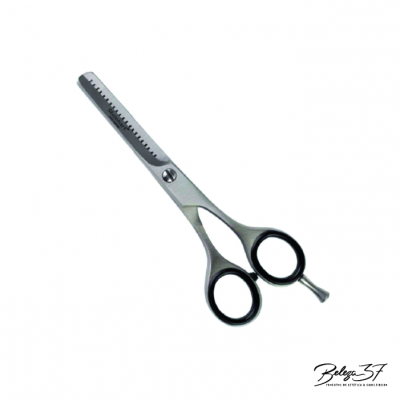 Tesoura de desbaste para cabelo com lâminas metálicas e cabo preto sobre fundo branco