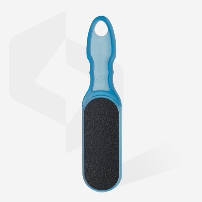 Lixa para pés azul com superfície preta abrasiva