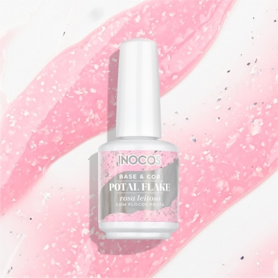 Frasco de verniz para unhas rosa leite com flocos prata da marca INOCOS sobre superfície branca com pinceladas do verniz