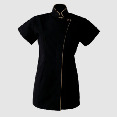 Vestido preto de manga curta com gola alta e fecho assimétrico