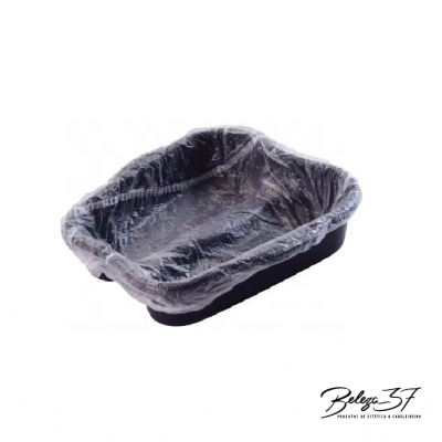 Bandeja preta retangular com saco plástico transparente esticado em fundo branco