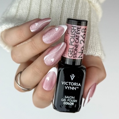 Frasco de verniz gel rosa com brilho e unhas decoradas em fundo branco