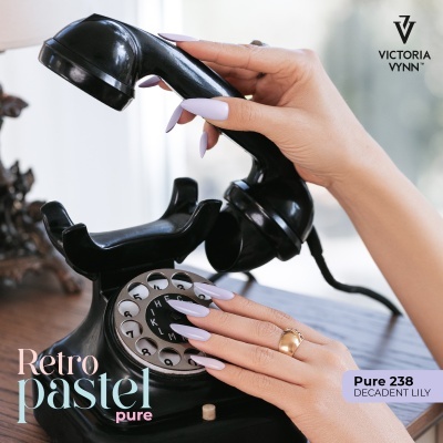 Telefone retro preto com disco de marcar circular e mãos femininas com unhas lilás