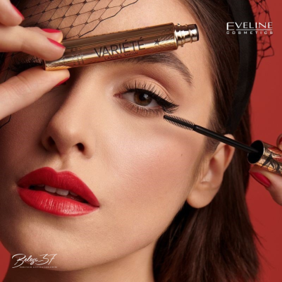 Mulher a aplicar máscara de pestanas dourada VARIETE LASH SHOW