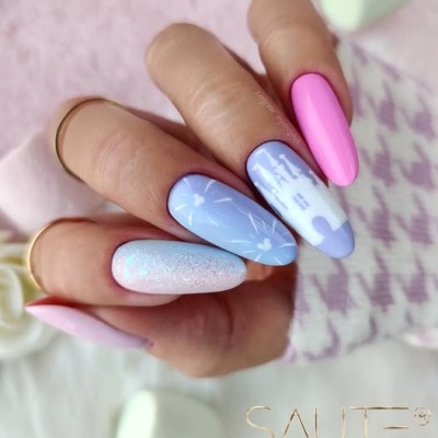 Unhas decoradas com verniz rosa e azul com desenho de castelo e flores