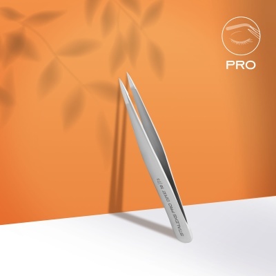 Pinça metálica prateada com ponta fina contra fundo laranja com texto PRO