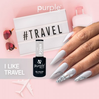 Frasco de verniz gel preto com unhas pintadas de cinza e acessórios de viagem em fundo rosa