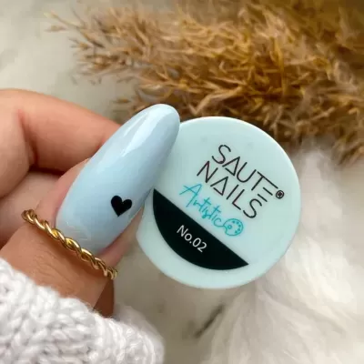 Frasco pequeno redondo azul claro Sauté Nails Artistic No.02 com unha azul e coração preto