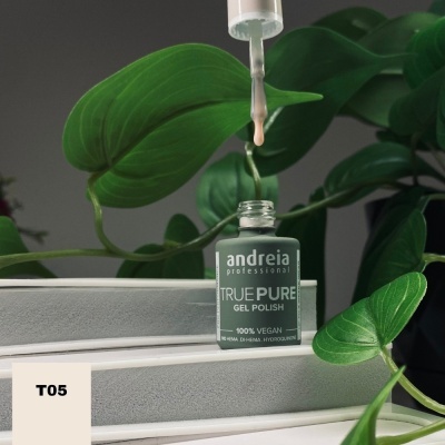 Frasco de verniz gel nude Andreia True Pure T05 com conta-gotas sobre superfícies cinzentas e plantas verdes