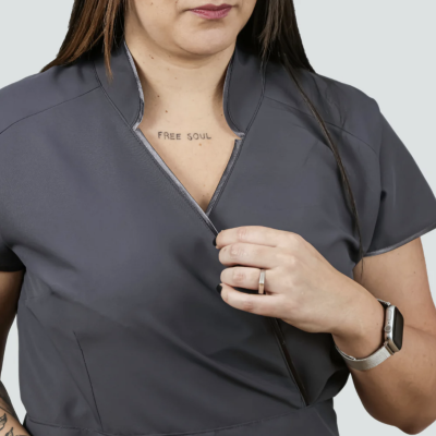 Blusa cinzenta com gola alta e fecho de correr