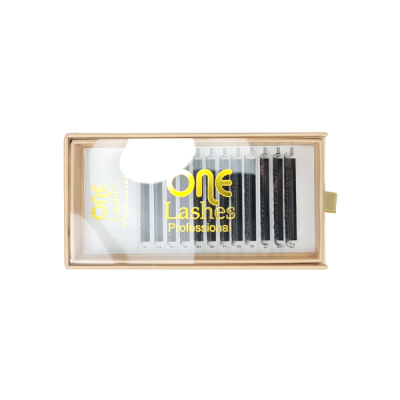 Caixa transparente com vários conjuntos de pestanas artificiais pretas para extensão de pestanas.