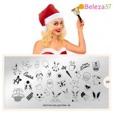 Prancha metálica prateada com desenhos a preto de Páscoa, apresentada por mulher com roupa de Natal