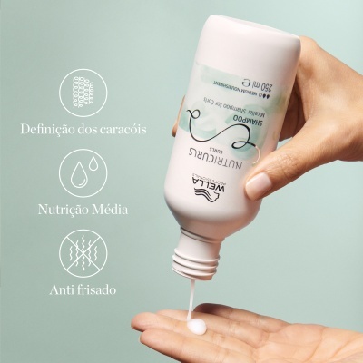 Frasco branco de champô Wella Nutricurls a ser colocado em uma mão