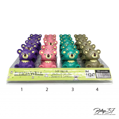 Bálsamos labiais em embalagens de ursinho em várias cores num expositor