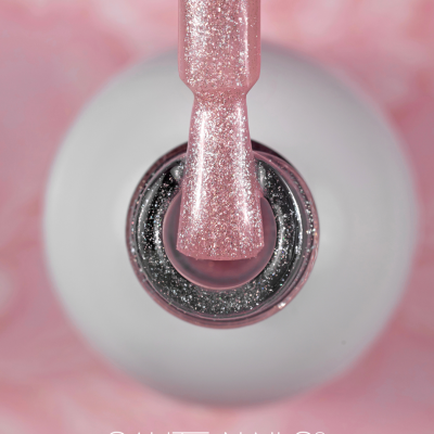 Frasco de verniz de unhas rosa cintilante com pincel aplicador e logo SAUTE NAILS