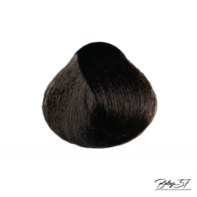 Amostra de cabelo preto liso e brilhante em fundo branco