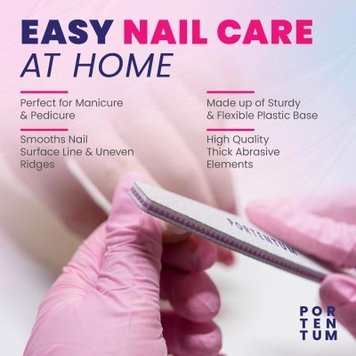 Produto para cuidado de unhas em casa com luvas rosas segurando uma lixa de unhas