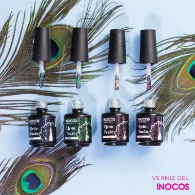 Frascos de verniz gel INOCOS efeito pavão com pincéis e penas de pavão