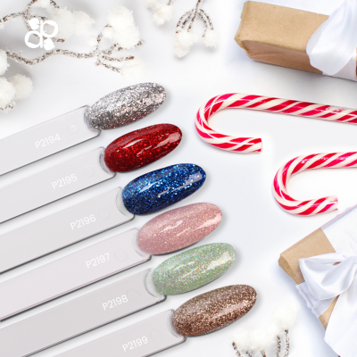 Amostras de verniz com glitter em vários tons junto a decorações e presentes de Natal