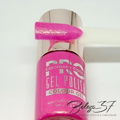 Verniz em gel rosa com brilho Constance Carroll com amostra da cor em formato de unha