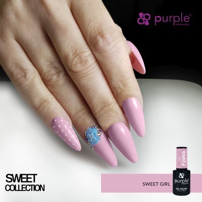 Unha comprida pintada rosa claro com decoração azul e bolinhas brancas, embalagem de verniz gel Purple Professional