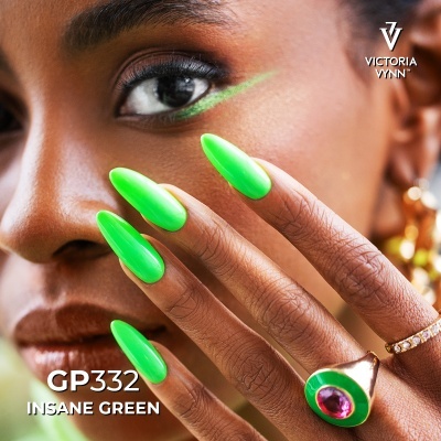 Unhas longas verdes neon brilhantes em mão feminina perto do rosto