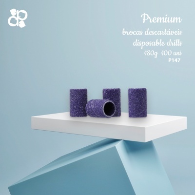 Brocas descartáveis roxas sobre superfície branca e estrutura azul com texto de descrição