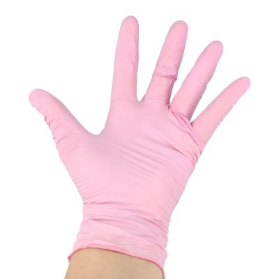 Mão com luva descartável rosa