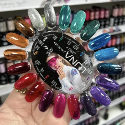 Mostruário redondo de verniz de unhas com várias cores brilhantes e metálicas