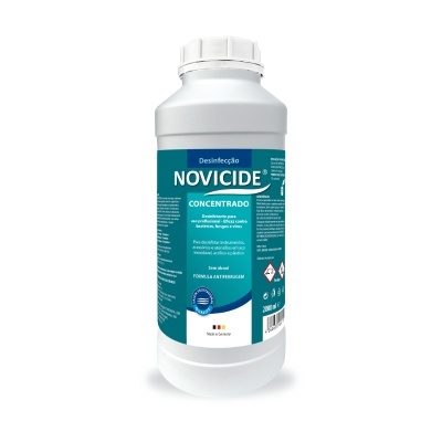 Frasco branco de plástico com rótulo azul de desinfetante Novicide