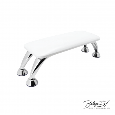 Banco pequeno branco com pernas cromadas em fundo branco