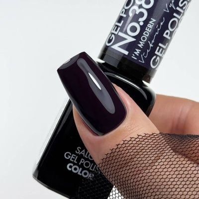 Frasco de verniz gel preto com unha pintada de preto brilhante e rede preta na mão