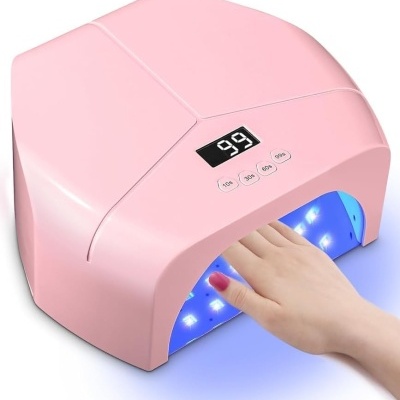 Dispositivo rosa para cura de unhas em gel com temporizador digital em uso